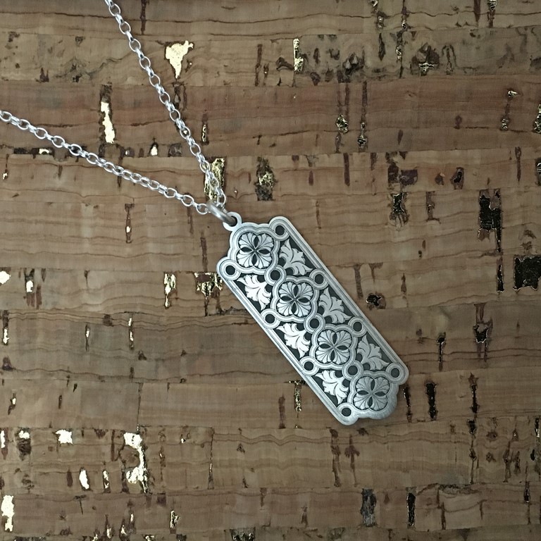 Scroll work pendant & chain