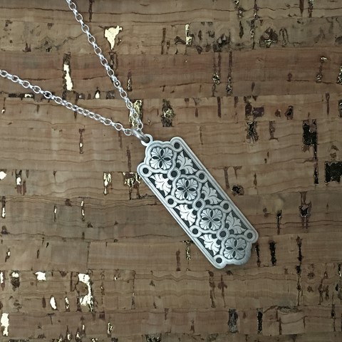 Scroll work pendant & chain